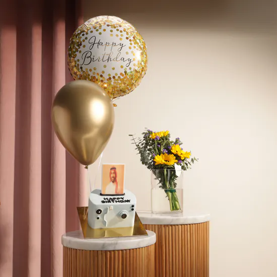 كيك الكاميرا الزرقاء المخصصة بالصورة من فلاورد | زهور مبهجة مع زهور يوم الميلاد