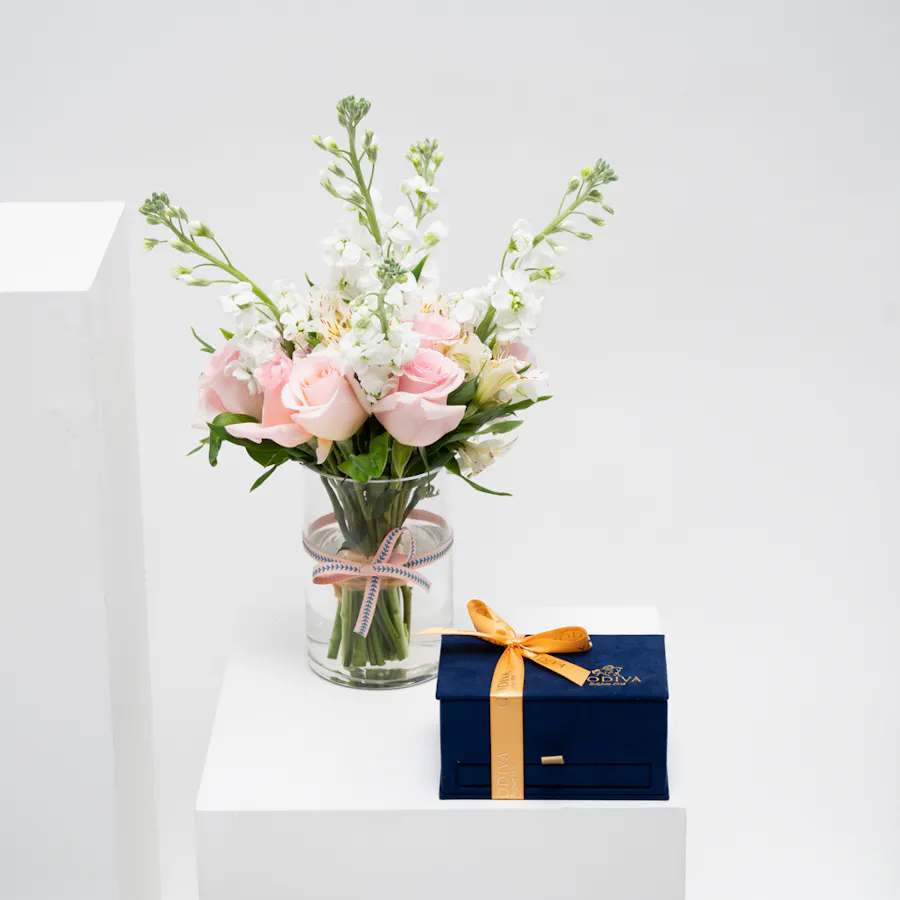Godiva Mini Royal Chocolate Box | Soft Dreams Vase 6