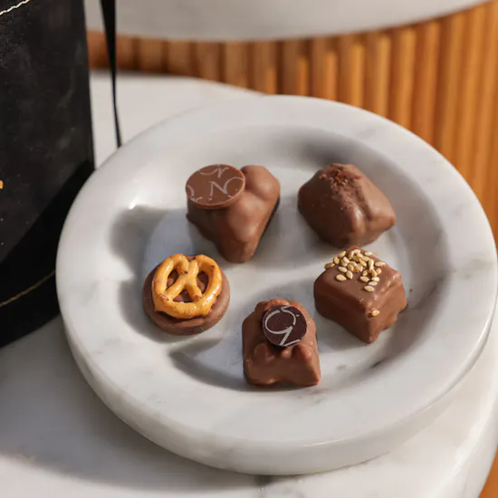 Nor Noyau Medium Black Velvet Chocolates Box | Bloom Royale Flower