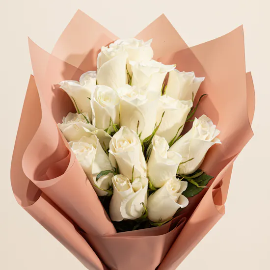 L'azurde R Letter Gold Necklace | Timeless Roses Bouquet