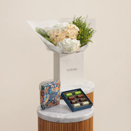 Venchi Murrine Blue Lingottino Chocolate Box | Soft Flower Bouquet