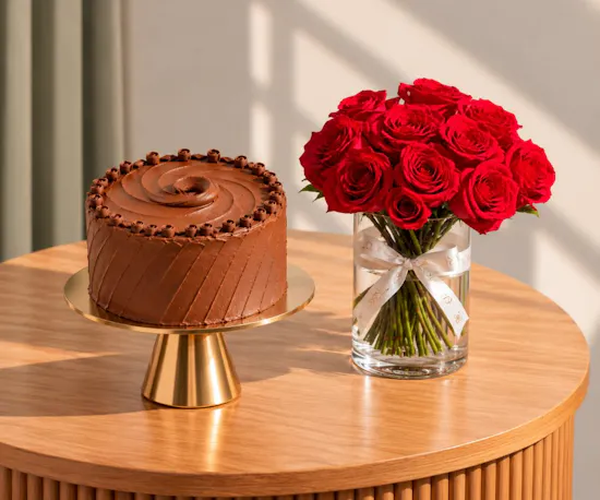 The Hummingbird Bakery Chocolate Devil's Food Cake | Sweet Roses Flower Vase