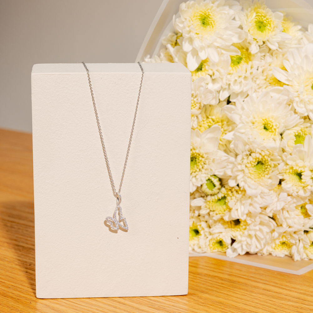 Felizmoda Silver Butterfly Necklace | 15 White Chrysanthemums