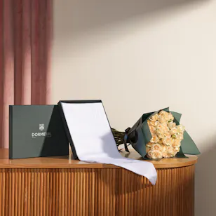 Al Omara Dormeuil White Shemagh | Enchanting Roses Bouquet 