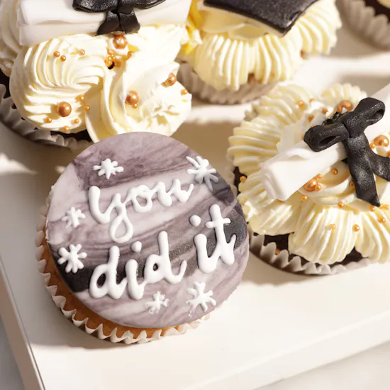 Floward Cap & Diploma Celebration Cupcakes