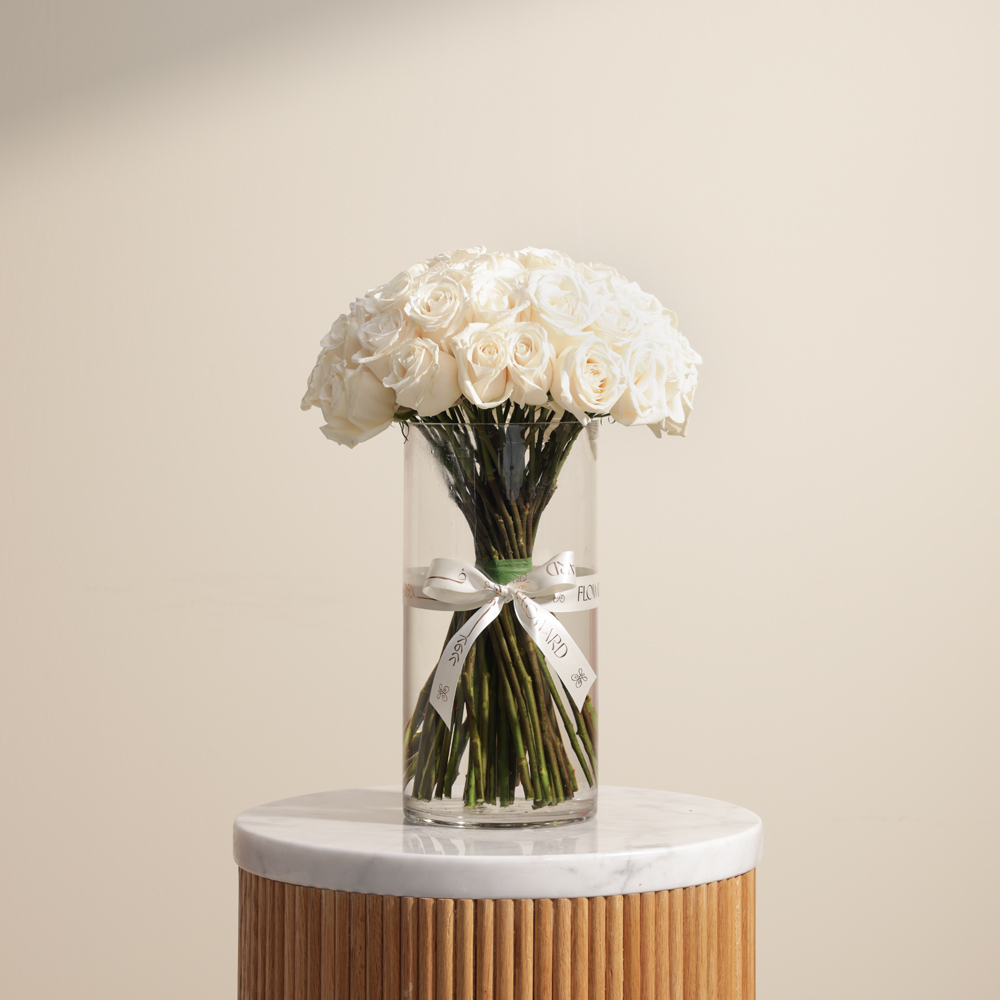 مزهرية جوري بيضاء نابضة بالحياة | 50 جوري