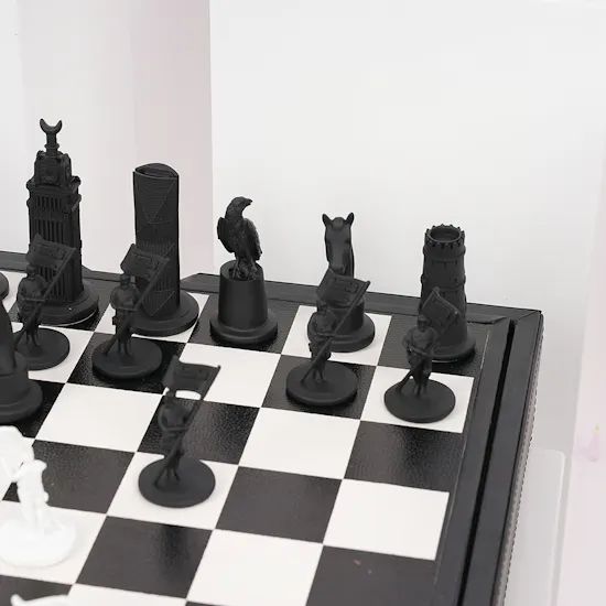 Floward's Black & White Chess Set