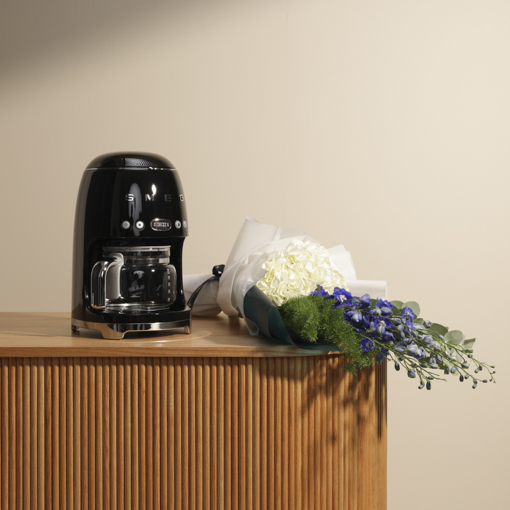 ماكينة تحضير القهوة بالتنقيط بتصميم كلاسيكي من الخمسينيات من سميج | باقة زهور 