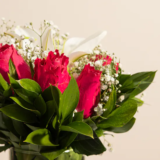 مزهرية عناق الطبيعة