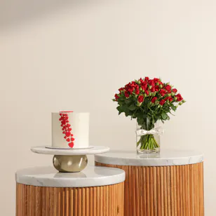 Cle Bakery Love Cake | Red Baby Roses Vase