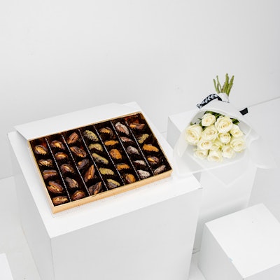 Tamrat Flavored Dates Box with White Roses