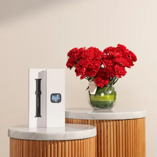 Apple Watch Series 11 GPS 46mm Space Grey Aluminum | Red Elegance Roses Vase