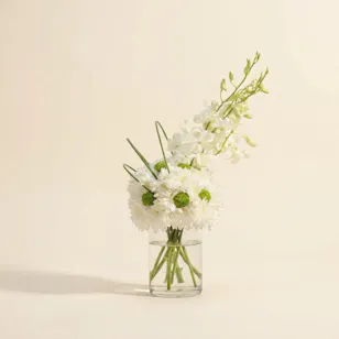 مزهرية الأناقة البيضاء