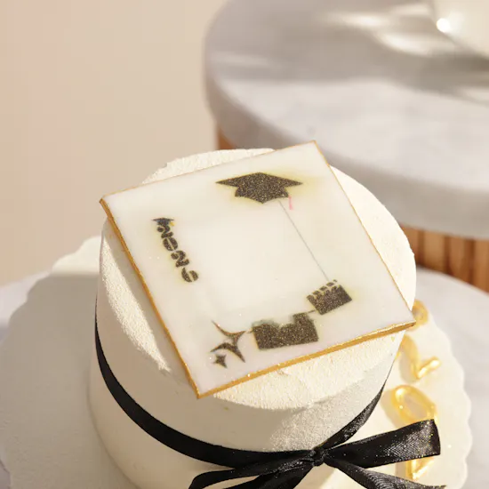 Sweet Atelier Customized by Photo 2026 Graduation Cake | Delicate Flower Vase