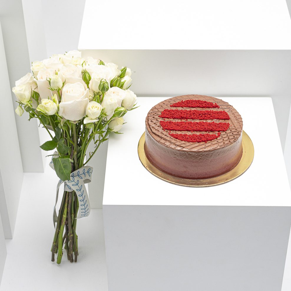 كيكة شوكليت فلفت من منش بيكري | باقة ورد جوري أبيض