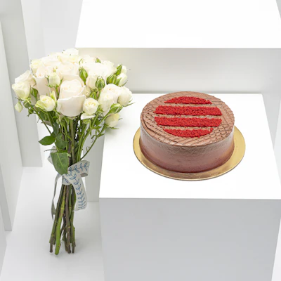 كيكة شوكليت فلفت من منش بيكري | باقة ورد جوري أبيض كيكة شوكليت فلفت من منش بيكري | باقة ورد جوري أبيض