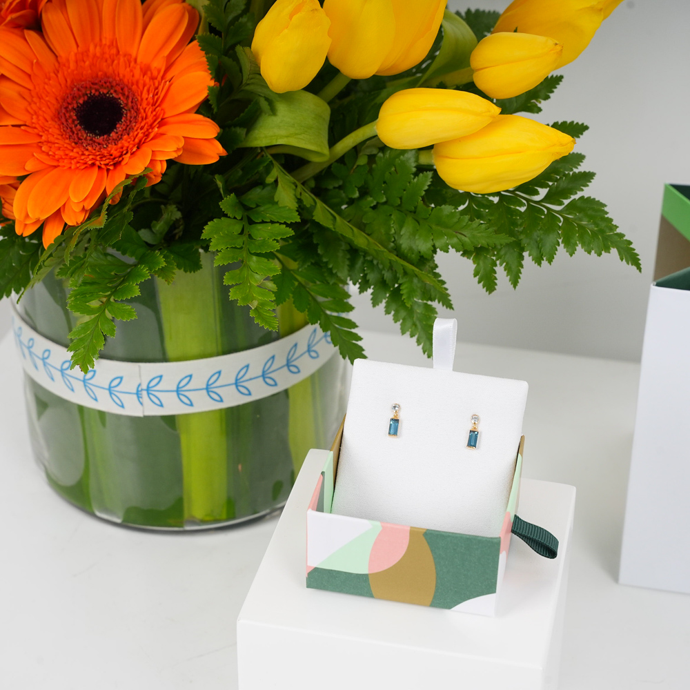 أقراط الذهب والأحجار الملونة من مس ال | المزهرية المشرقة 