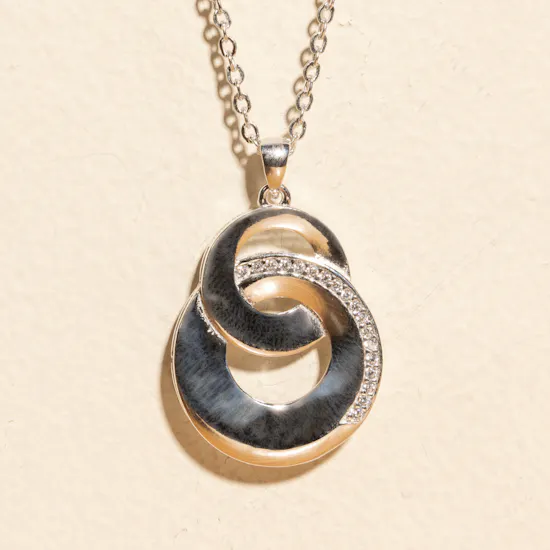 Felizmoda Silver Circles Necklace with 15 White Chrysanthemums