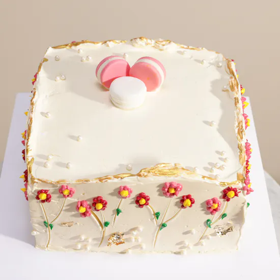 Floward Macarons and Flowers Cake