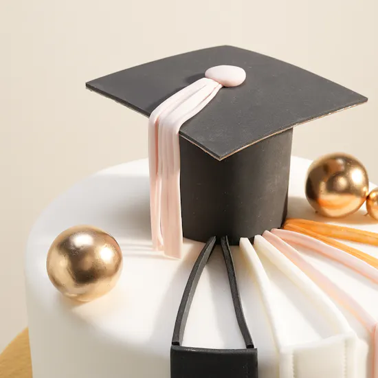 كيك التخرج الذهبية من فلاورد