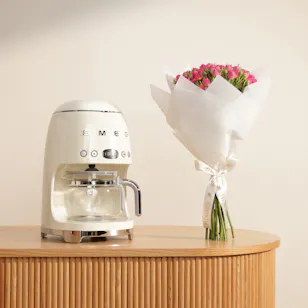Smeg 50's Style Drip Filter Cream Coffee Machine | Warm Flowers Bouquet Smeg 50's Style Drip Filter Cream Coffee Machine | Warm Flowers Bouquet