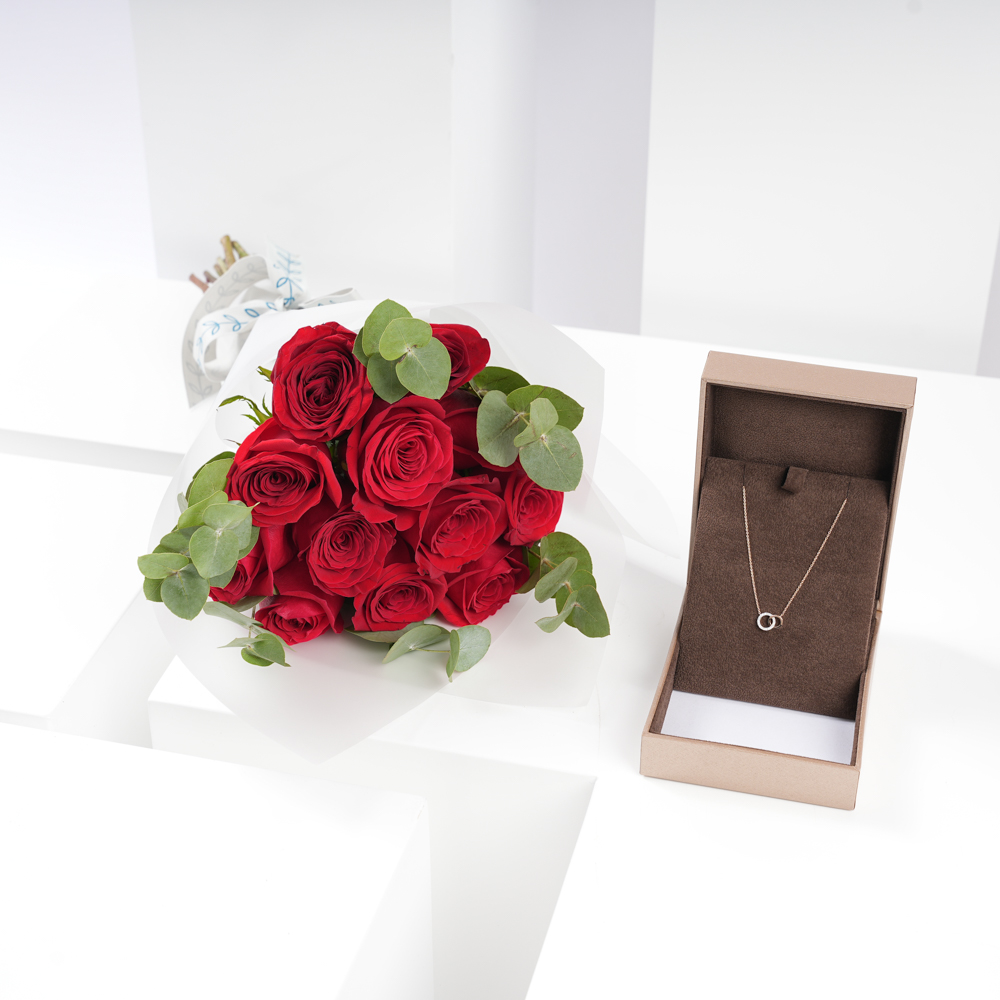 قلادة دوائر الألماس والذهب من الكوهجي | باقة 12 جوري أحمر