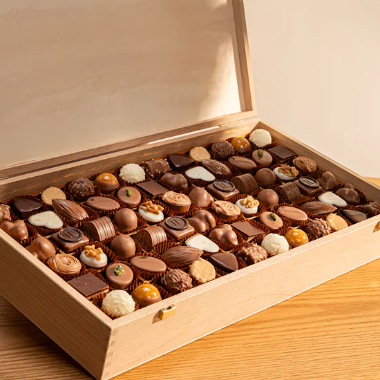 Laderach Praline Chocolates Box | Elegant Blooms