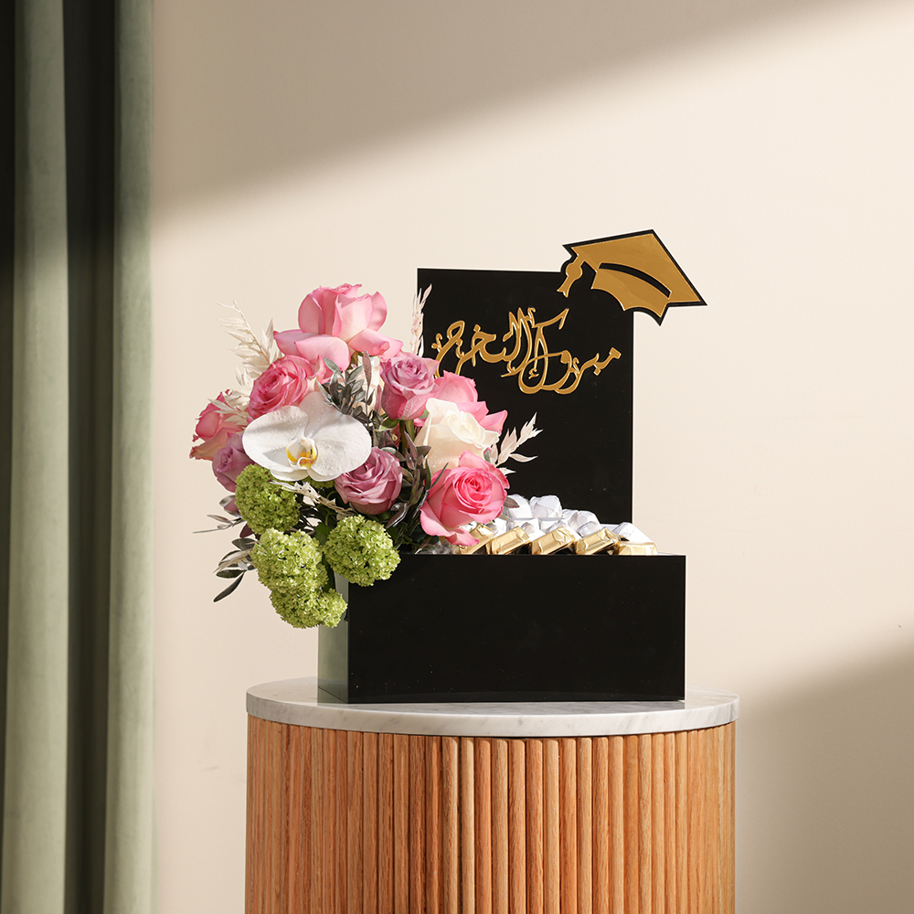 صندوق شوكولاتة التخرج من فلاورد | ورود رقيقة