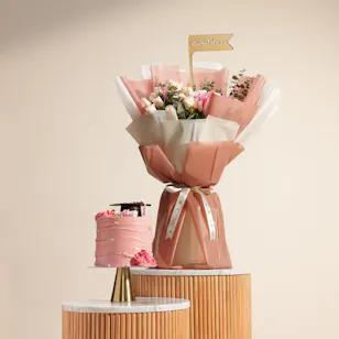 Floward Pinkish Graduation Cake | Graduation Flowers Bouquet Floward Pinkish Graduation Cake | Graduation Flowers Bouquet