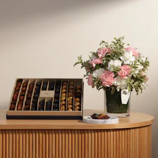 Nua Dates Luxury Box | Carnations Vase Nua Dates Luxury Box | Carnations Vase