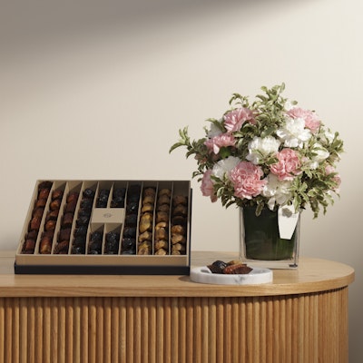 Nua Dates Luxury Box | Carnations Vase