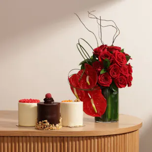 Rose Ribbon Mini Cakes | Red Blooms Rose Ribbon Mini Cakes | Red Blooms