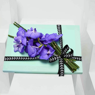 Le Concheur Chocolateof Your Choice with Purple Vanda