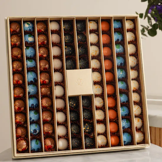 Nua Luxury Nakheel Cream Large Bonbon Box | Shinny Flower Vase