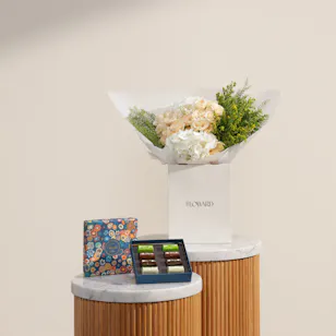 Venchi Murrine Blue Lingottino Chocolate Box | Soft Flower Bouquet 