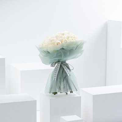 35 White Roses | Green Wrap