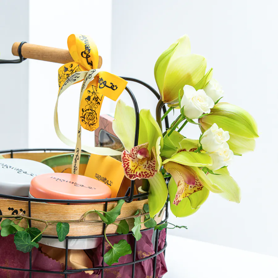 Nagwa Wire Gift Hamper | Bright Flowers 3