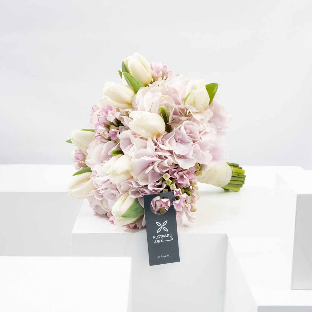 باقه من الهدرنجيا والتوليب