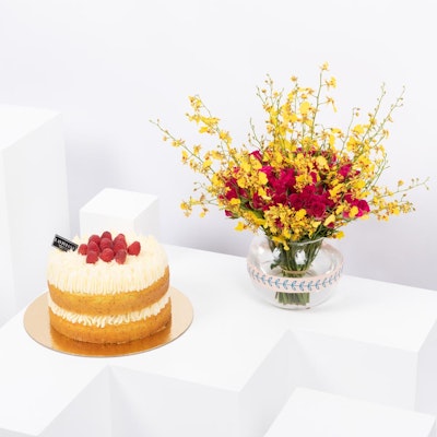 Laviviane Cake with Flowers Vase