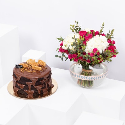 Laviviane Cake with Freshness Flowers