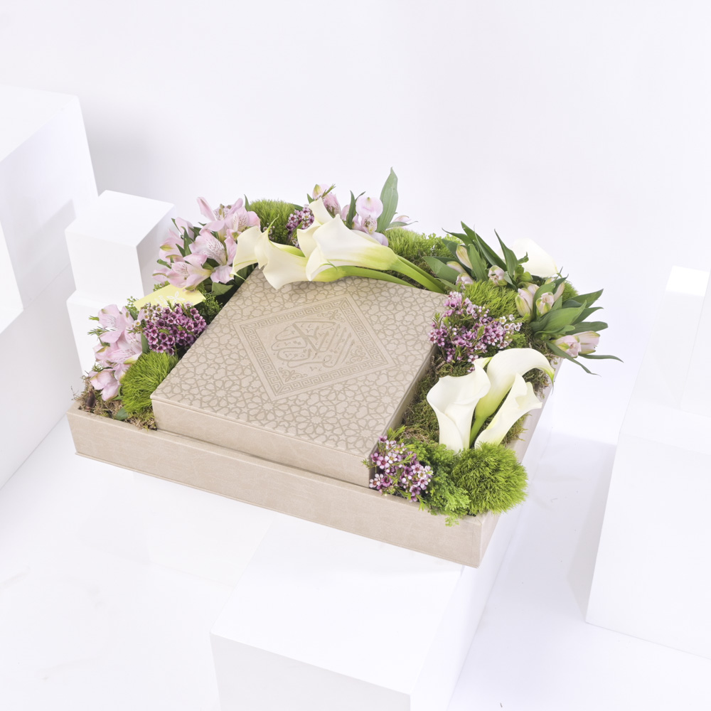 بوكس بيج من المصحف و المسبحة مع الزهور