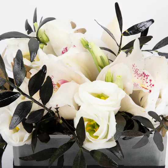 White Flowers Tray with Abucci Chocolate