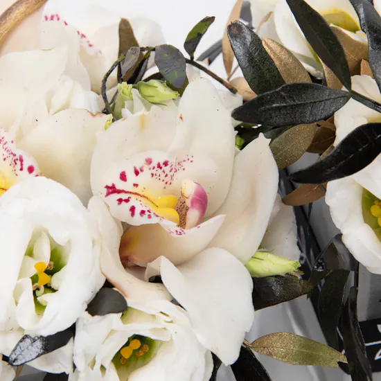 White Flowers Tray with Abucci Chocolate