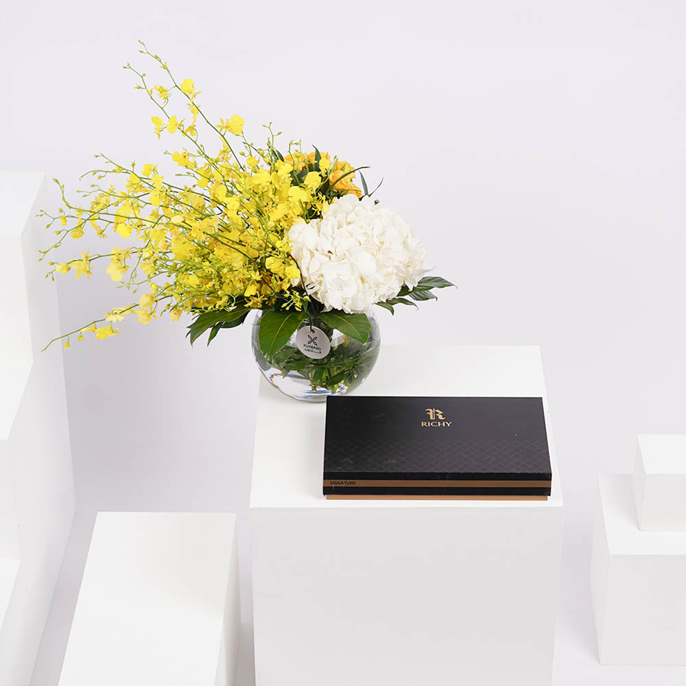 شماغ ريتشي أحمر | زهور صفراء