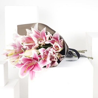 6 Pink Lilies Hand Bouquet I wrapping black