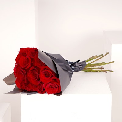 12 Red Roses Hand Bouquet I wrapping Black