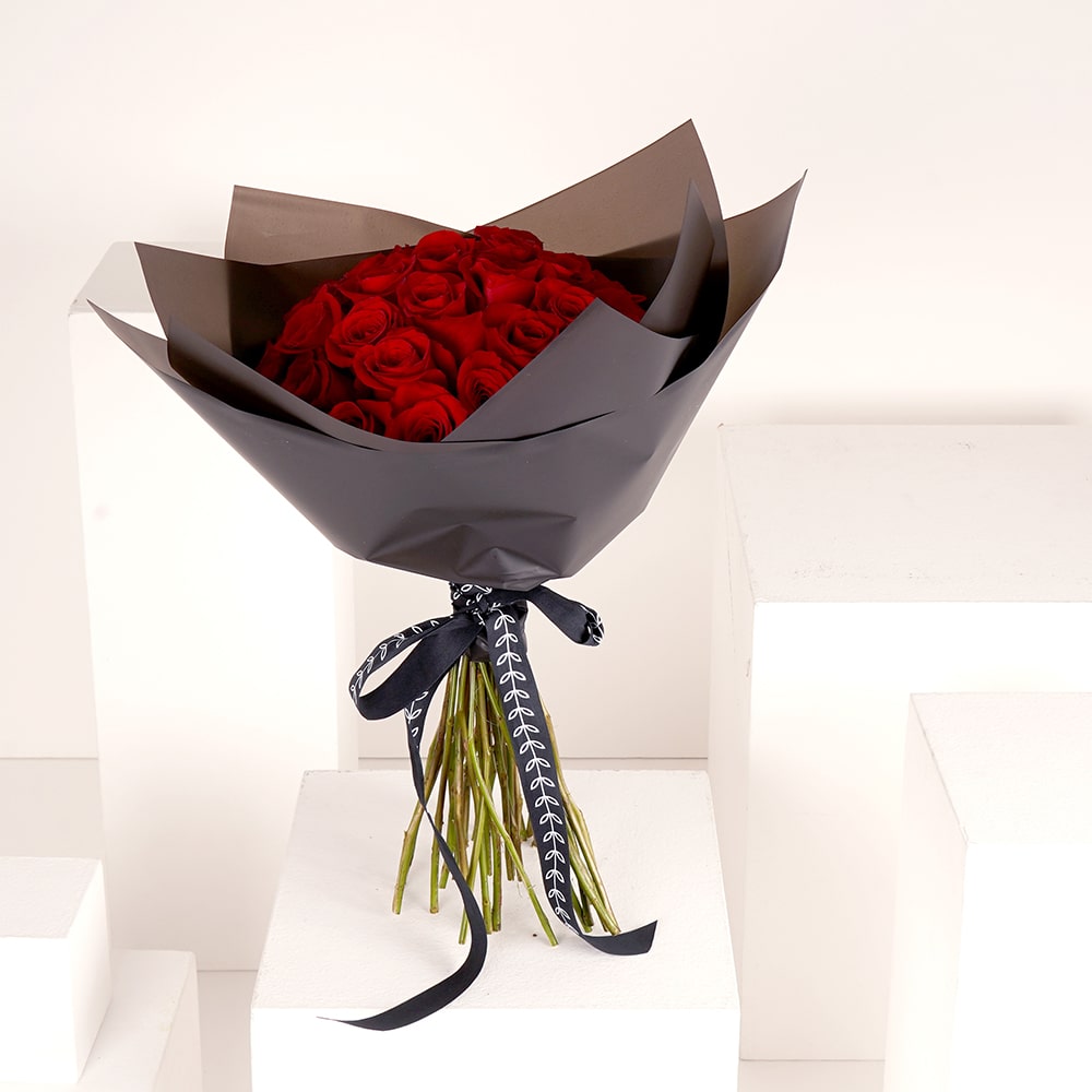 باقة الروبي الحمراء | تغليف أسود