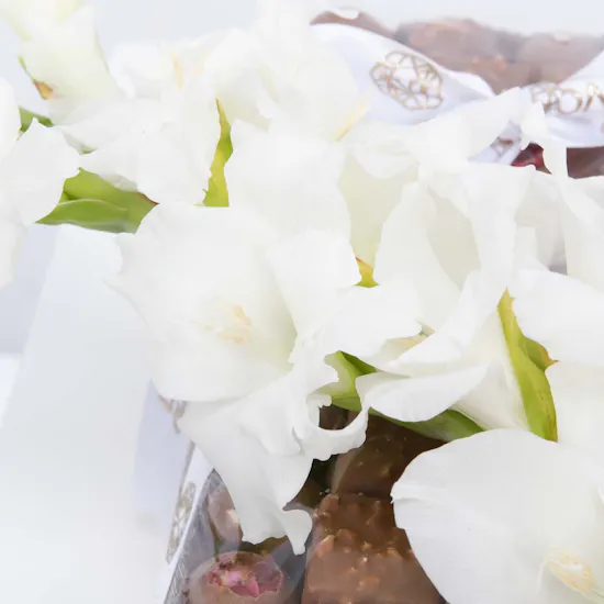 Levo Chocolate Tray | White Gladiolus