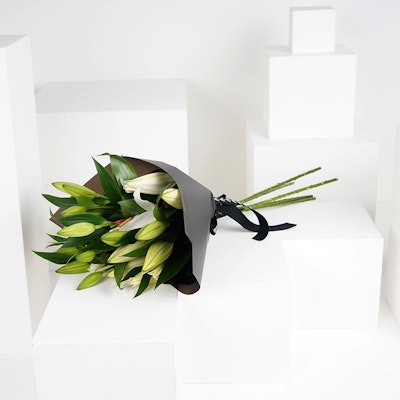  6 White Lilies Hand Bouquet I Wrapping Black
