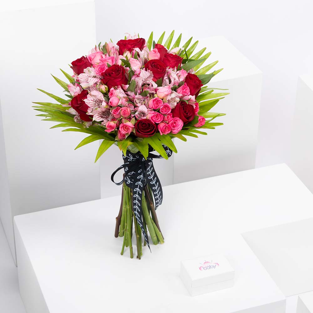 باقة أمنية الربيع مع  عقد زهرة الألماس من بيبي فتيحي للمجوهرات